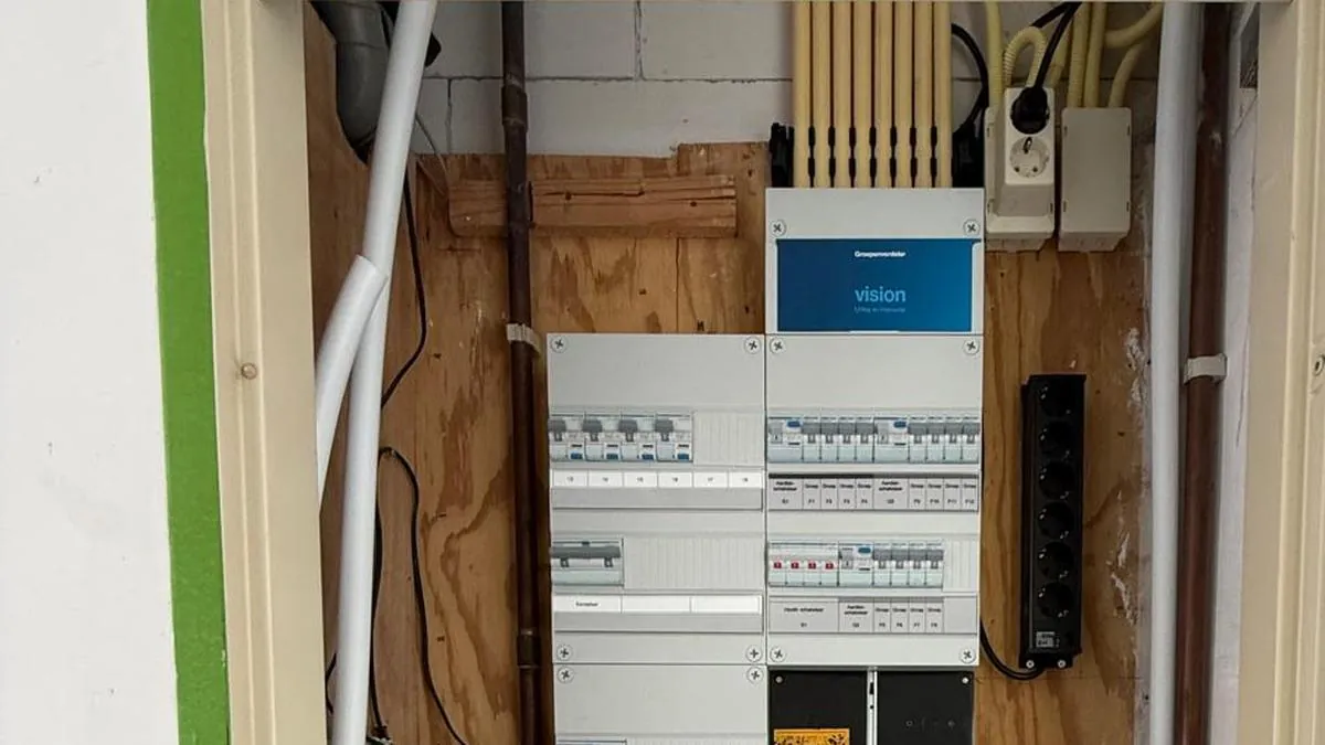 Meterkast met groepenkast en meter in een woning