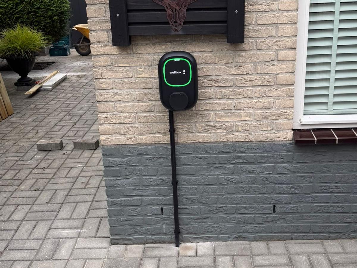 Oplaadpunt aan de gevel van een bestaande woning