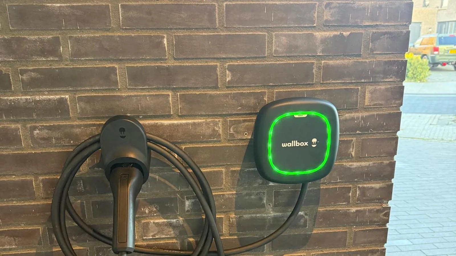 Oplaadpunt aan de gevel van een woning