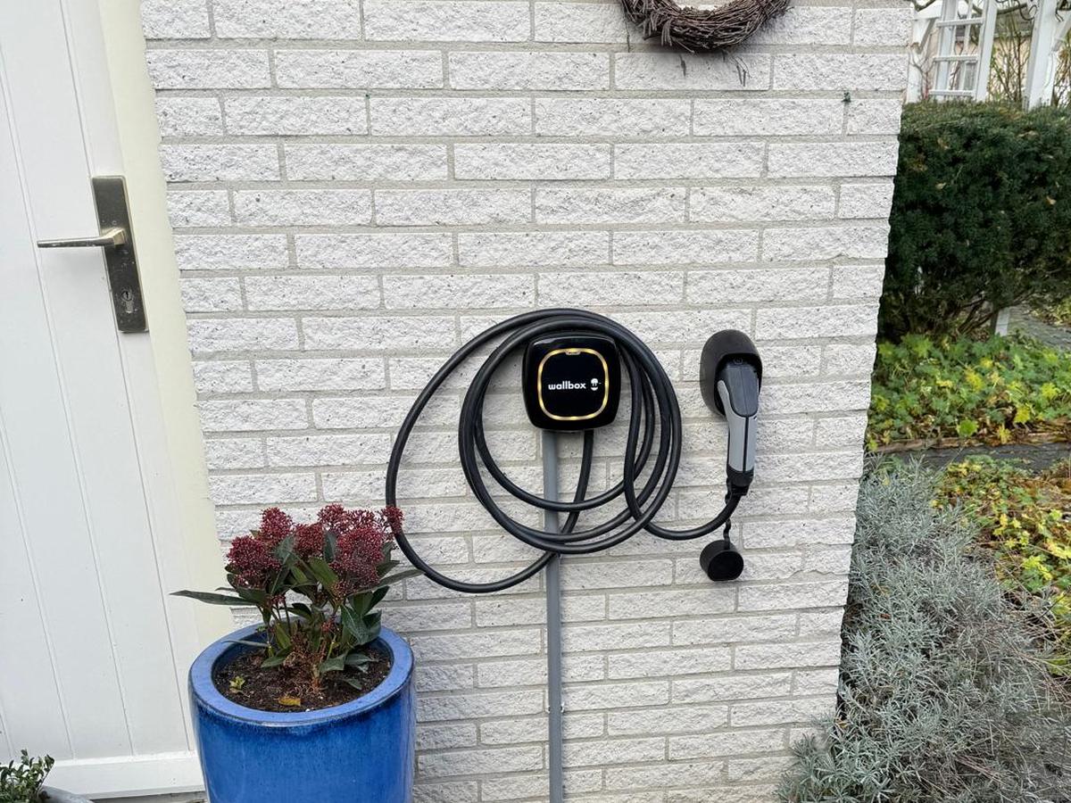 Oplaadpunt naast de voordeur van een woning