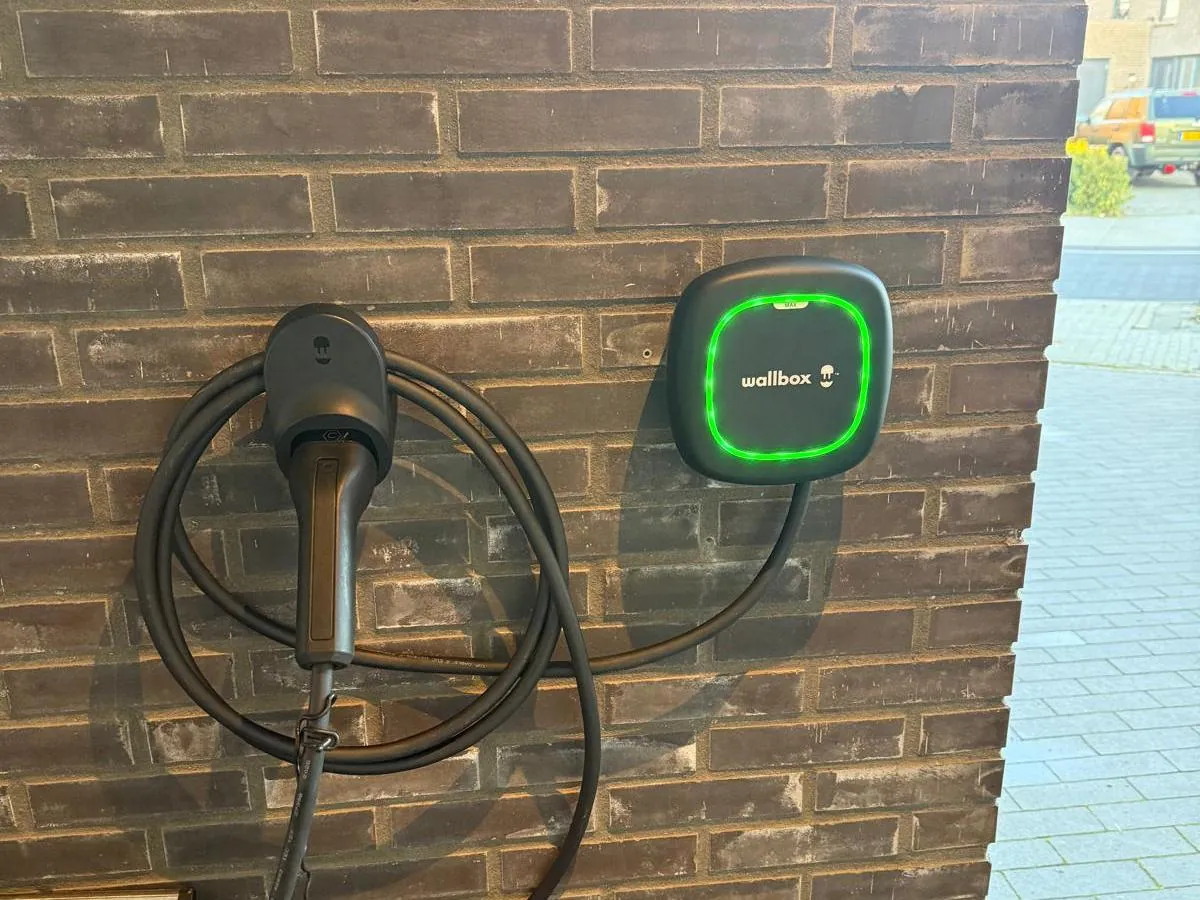 Oplaadpunt aan de gevel van een woning