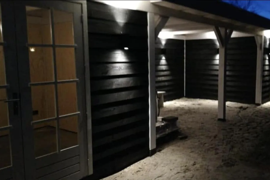 Verlichting onder een overkapping bij een woning, werk van van den Hoek Installatietechniek