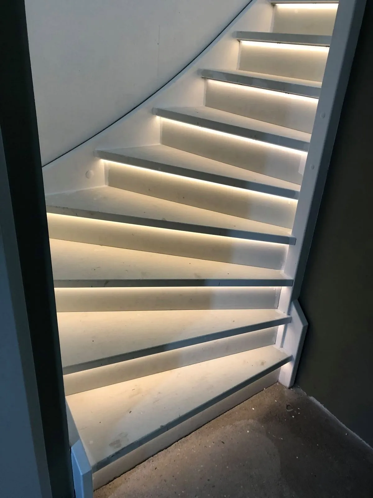Verlichte traptreden in een woning, werk van van den Hoek Installatietechniek