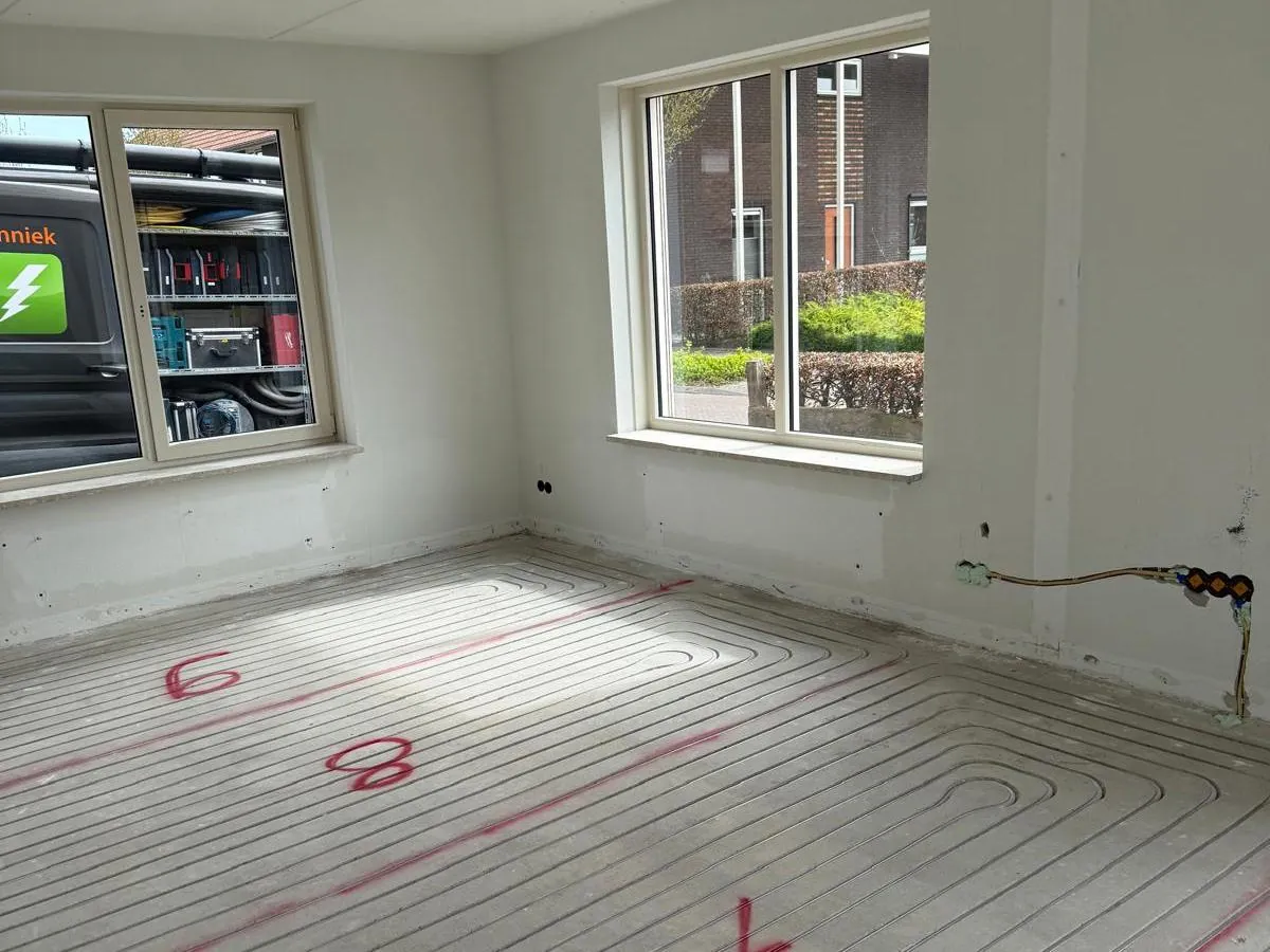 Vloerverwarmingsleidingen in een woning in aanbouw
