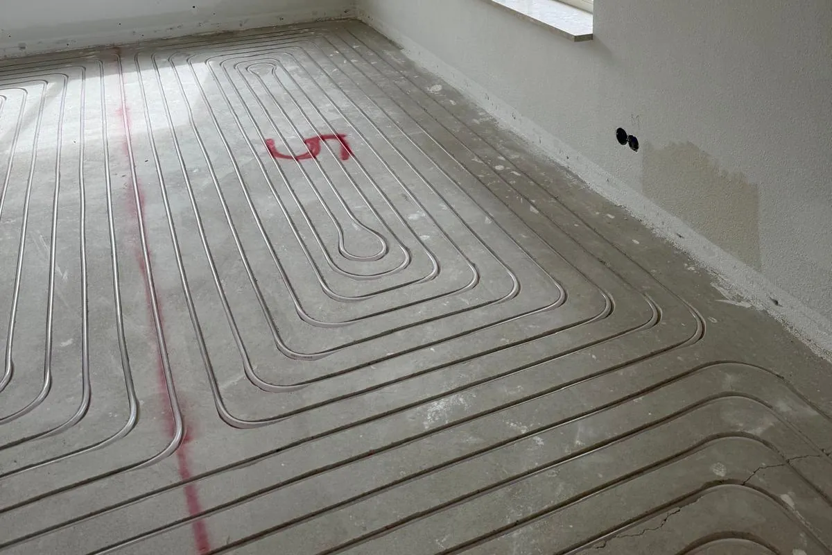 Vloerverwarmingsleidingen in een woonkamer