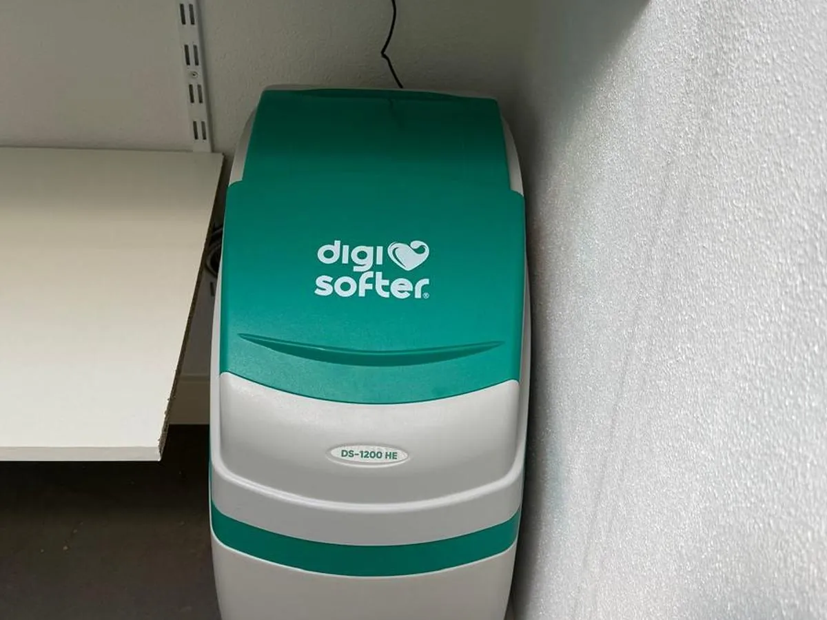 Waterontharder onder een schap in een woning